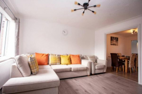 Cozy 3-Bedroom Home in Luton